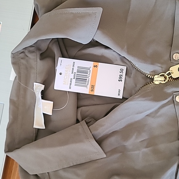 MICHAEL KORS Safari Green SLEEVELESS  BLOUSE WITH Gold LOGO - Picture 3 of 4